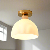 Moderne taklampe i melkehvitt glass