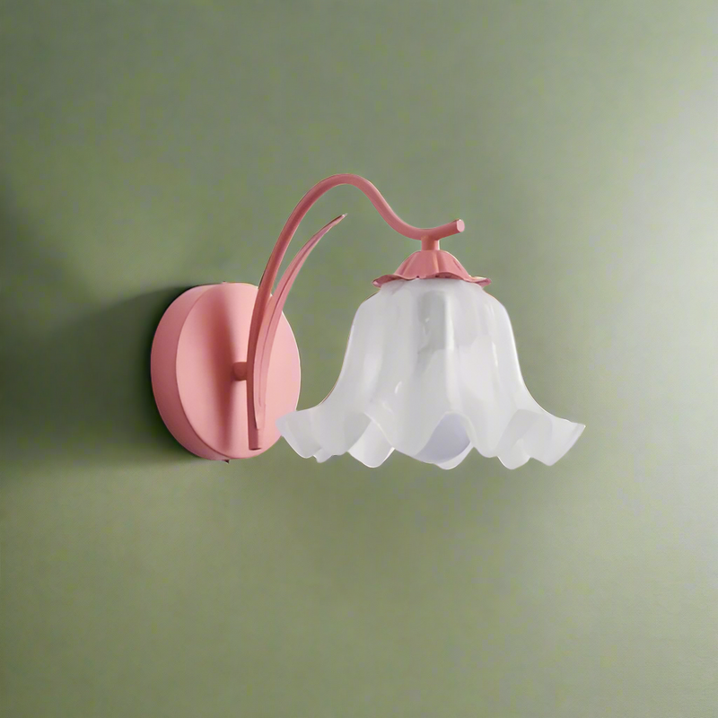 Fransk retro-vegglampe med blomster i hagen